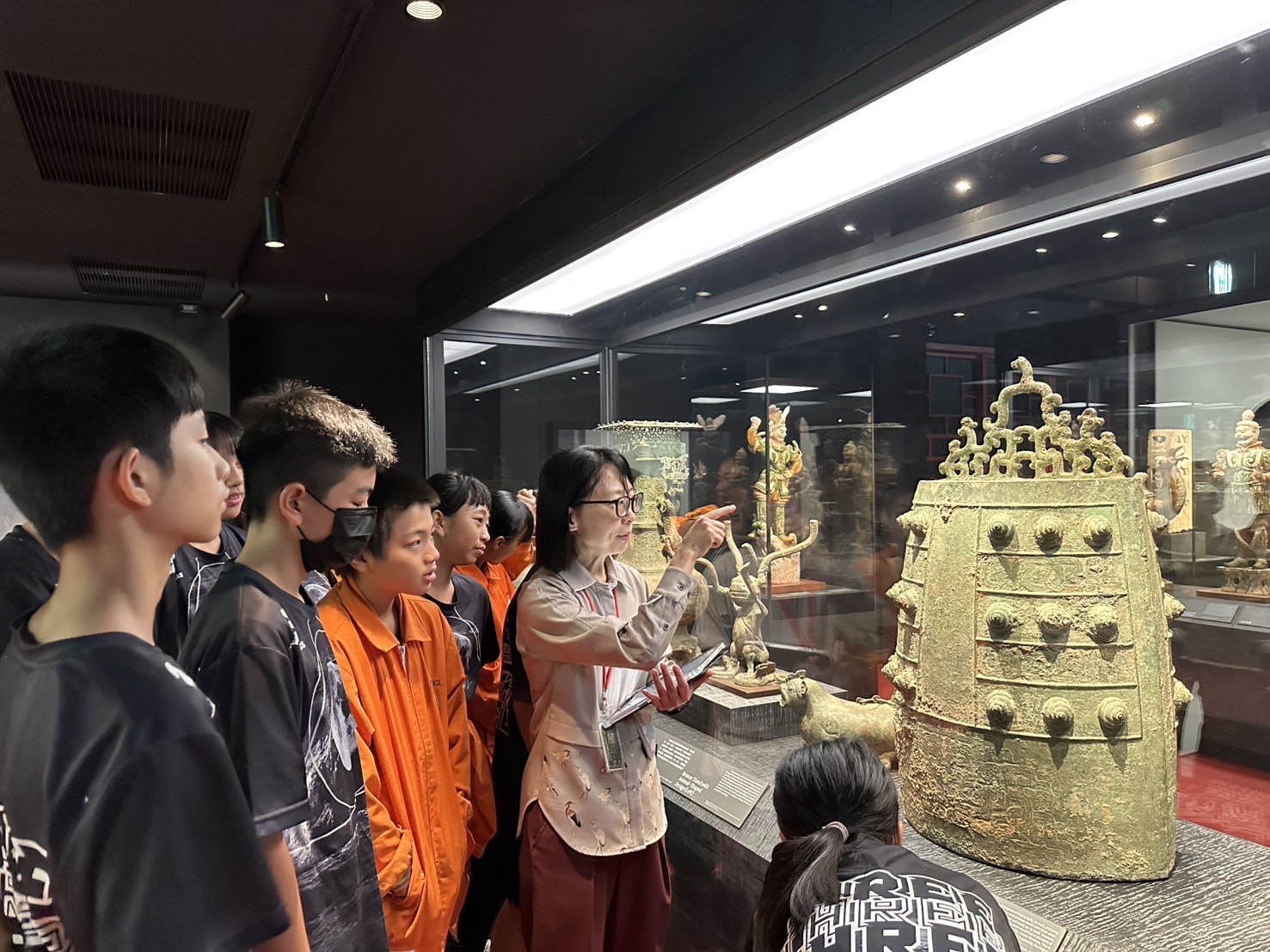 08_參觀新竹241藝術空間，脫下鞋子入展間與作品互動